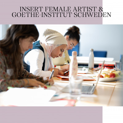 In der Mitte der Grafik befindet sich ein Foto, auf dem drei Personen an einem Tisch sitzen und schreiben. Auf dem Tisch stehen Wasserflaschen, eine Schale mit Obst und Arbeitsmaterialien. Die Grafik ist oben und unten grau-lila umrahmt. Im Rahmen über dem Foto steht INSERT FEMALE ARTIST & GOETHE INSTITUT SCHWEDEN.