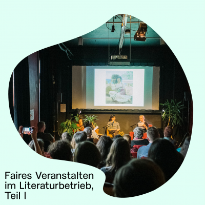 Die Grafik der ersten Folge des Podcasts „temporär und prekär“ zeigt eine Foto in der Mitte eines hellblauen Rahmens. Auf dem Foto sitzen drei Personen im Halbkreis auf einer Bühne, hinter ihnen läuft eine Powerpoint Präsentation. In der unteren linken Ecke des Rahmens steht in schwarzer Schrift „Faires Veranstalten im Literaturbetrieb Teil 1“