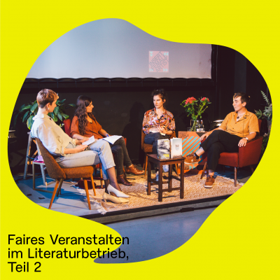 Die Grafik der zweiten Folge des Podcasts „temporär und prekär“ zeigt eine Foto in der Mitte eines leuchtend gelben Rahmens. Auf dem Foto sitzen vier Personen im Halbkreis auf gemütlichen Stühlen um einen kleinen Tisch auf einer Bühne In der unteren linken Ecke des Rahmens steht in schwarzer Schrift „Faires Veranstalten im Literaturbetrieb Teil 2“